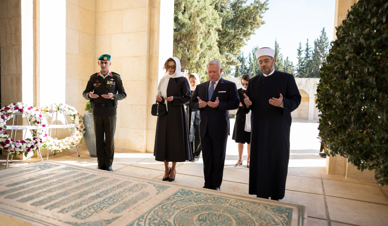 King, Queen, Crown Prince visit King Hussein’s tomb