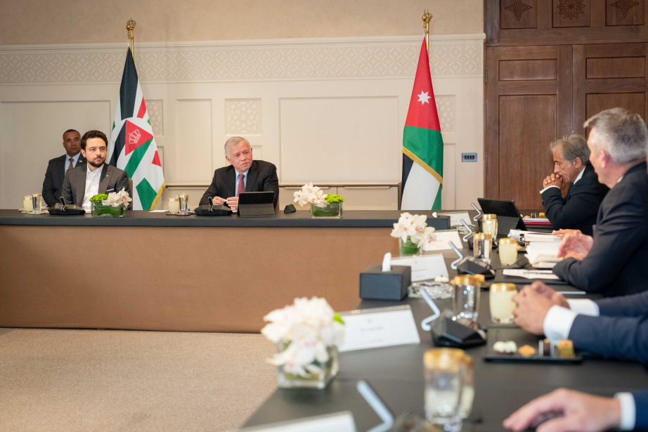 King meets representatives of major international companies