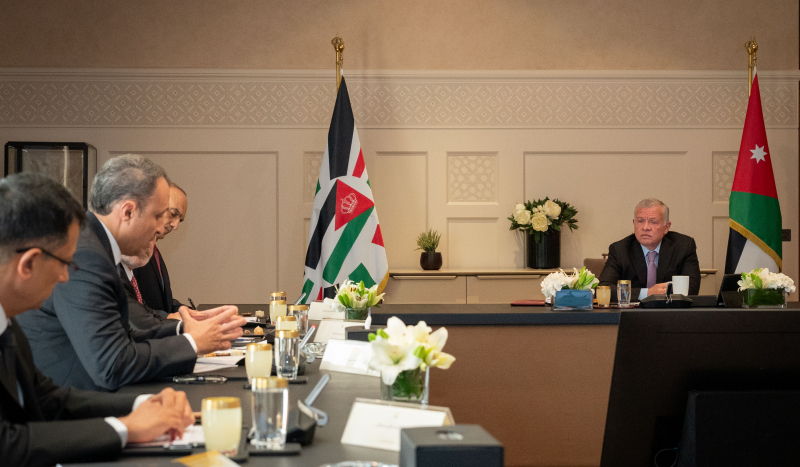 King meets representatives of textile industry