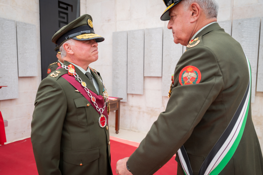 King receives Silver Jubilee Medal from army