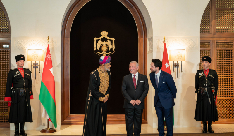 King hosts dinner in honour of Oman sultan
