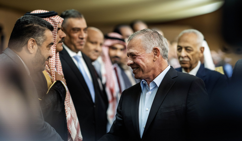 King meets figures from Palestinian refugee camps, reaffirms strength of Jordan&rsquo;s internal front
