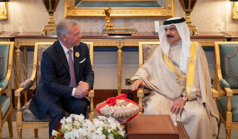 الملك يلتقي العاهل البحريني
