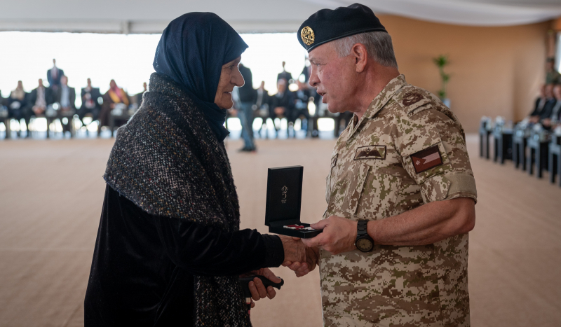 King bestows Silver Jubilee Medal on military retirees, martyrs